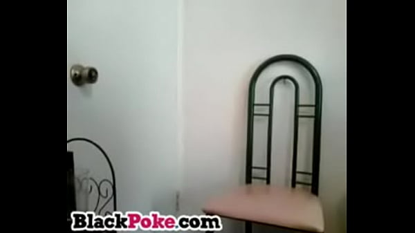 Bootylicious black babe shakes her round ass