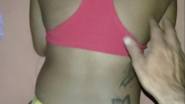 Neguinha de quatro levando dedada anal