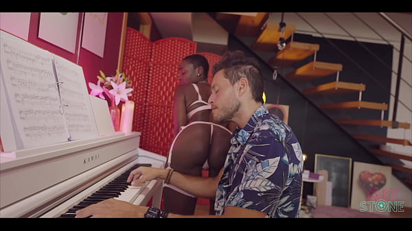 SCREWING A MILF EBONY AT THE PIANO !